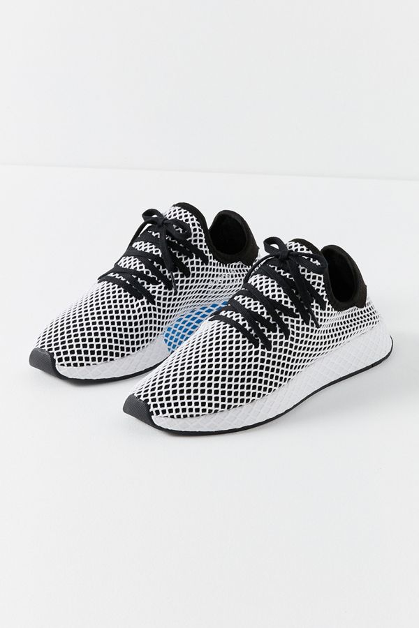 deerupt black and white