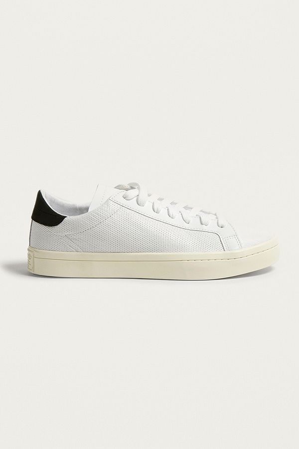 adidas originals court vantage trainers in white adidas originals court vantage trainers in white