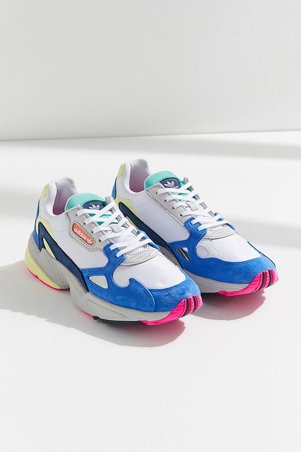 adidas Originals - Baskets Falcon blanches | Urban Outfitters adidas Originals - Baskets Falcon blanches