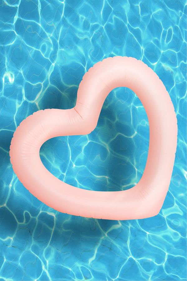 ban.do Big Heart Pool Float Urban Outfitters DE