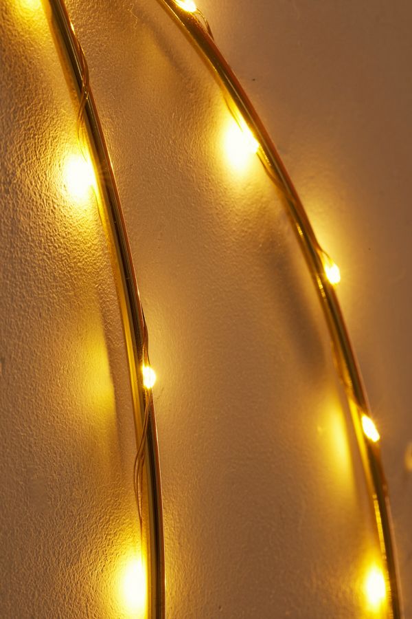 Beleuchtung in geometrischer Mondform | Urban Outfitters DE