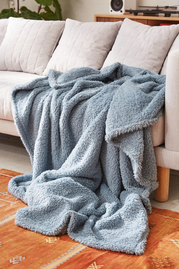 amped-fleece-throw-blanket-urban-outfitters-uk