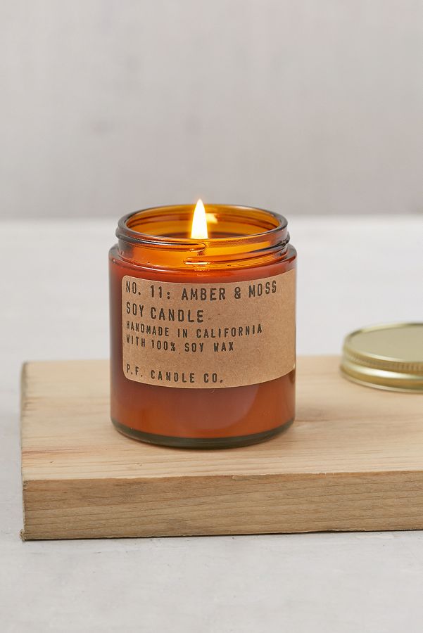 PF Candle Co. Bougie en pot parfum ambre et mousse Urban Outfitters