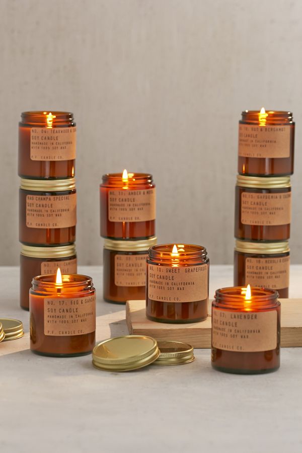 PF Candle Co. Bougie en pot parfum ambre et mousse Urban Outfitters