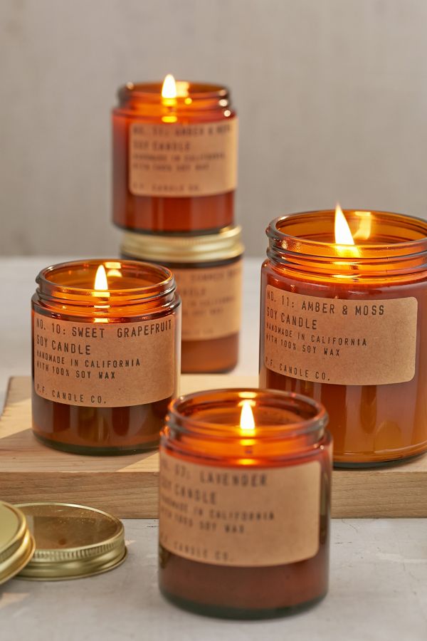 PF Candle Co. Bougie en pot parfum ambre et mousse Urban Outfitters